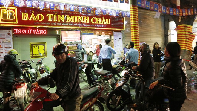 Đổ xô mua vàng ngày Thần Tài - ảnh 1
